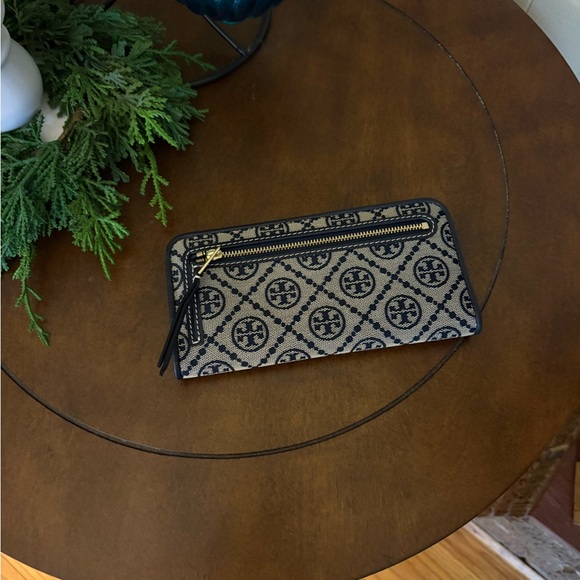 Tory Burch navy monogram wallet - Picture 2 of 4
